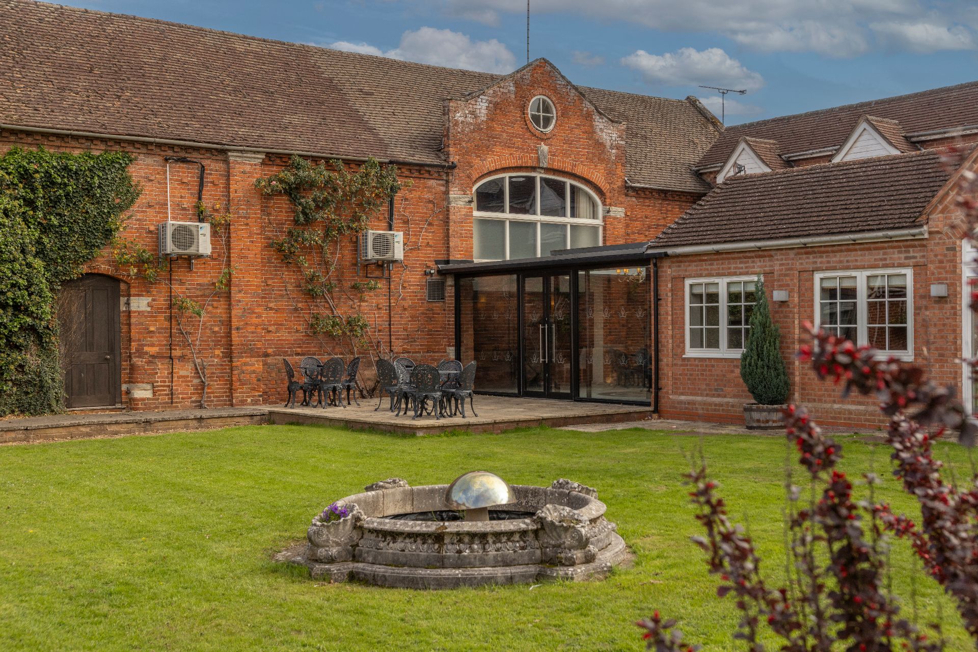 Kings Court Hotel courtyard and Tudor gardens